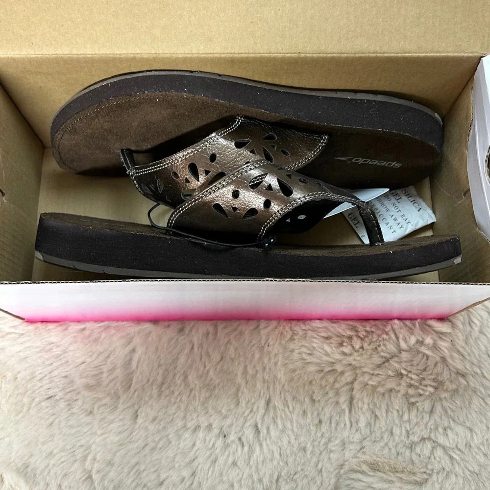 NWT‎ Speedo Women's Thong Sandals Flip Flops Brown Metallic Cutout Size 8